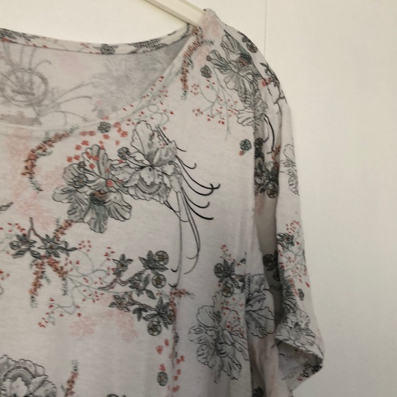 White floral tshirt - Picture 3 of 4